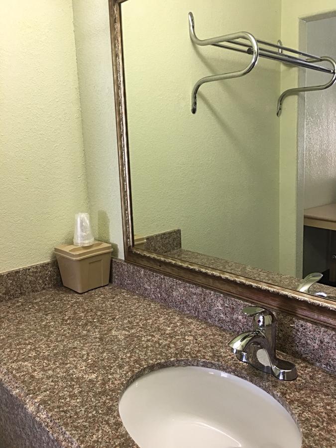 Hallettsville Budget Inn מראה חיצוני תמונה